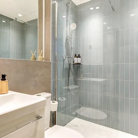 Eiffel Josephine Daire *